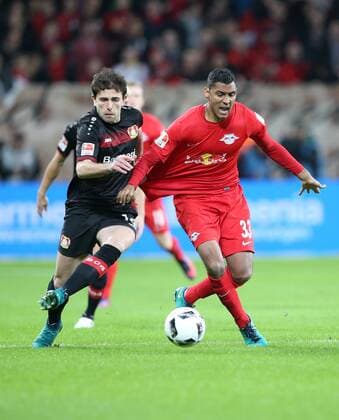 Leverkusen - RB Leipzig Fußball Bundesliga Leverkusen, 18.11.2016, BayArena, Fußball, 1.BL, GER, 11.Spieltag , Bayer 04 Leverkusen vs. RB Leipzig , Im Bild, v.l.: Admir Mehmedi (Leverkusen) und Marvin Compper (RB Leipzig). ,