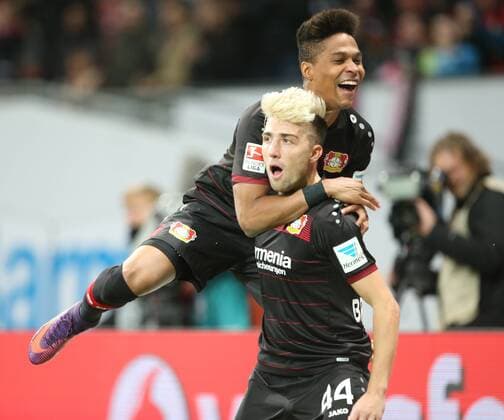 Leverkusen - RB Leipzig Fußball Bundesliga Leverkusen, 18.11.2016, BayArena, Fußball, 1.BL, GER, 11.Spieltag , Bayer 04 Leverkusen vs. RB Leipzig , Im Bild: Tortschütze Kevin Kampl (unten, Leverkusen) und WENDELL (Leverkusen), Torjubel nach em Treffer zum 1:0. ,
