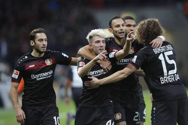 Leverkusen, Germany 18.11.2016, 1. Bundesliga 11. Spieltag, Bayer 04 Leverkusen - RB Leipzig, Torjubel 1-0 v.l. Hakan Calhanoglu, Kevin Kampl, Oemer Toprak, Jonathan Tah und Julian Baumgartlinger (Leverkusen). ( DeFodi512