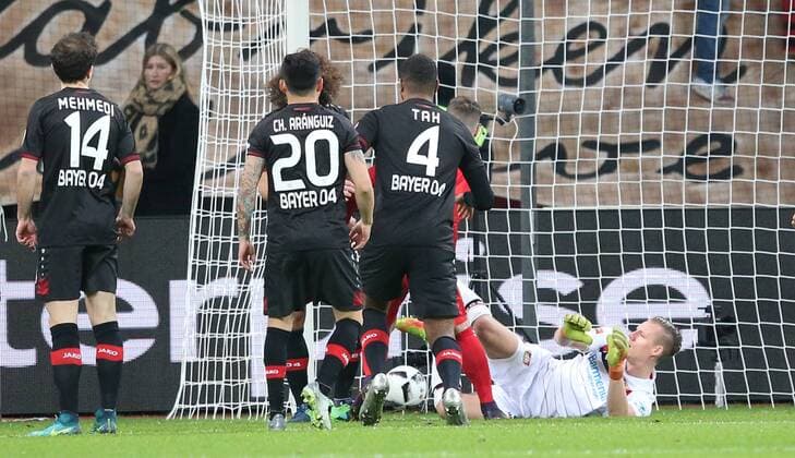 Leverkusen - RB Leipzig Fußball Bundesliga Leverkusen, 18.11.2016, BayArena, Fußball, 1.BL, GER, 11.Spieltag , Bayer 04 Leverkusen vs. RB Leipzig , Im Bild: Tor für Leipzig zum 1:1 Ausgleich durch ein Eigentor. V.l.: Admir Mehmedi (Leverkusen), Charles Aranguiz (Leverkusen), Jonathan Tah (Leverkusen), Marcel Sabitzer (RB Leipzig, verdeckt) und Torwart Bernd Leno (Leverkusen). ,