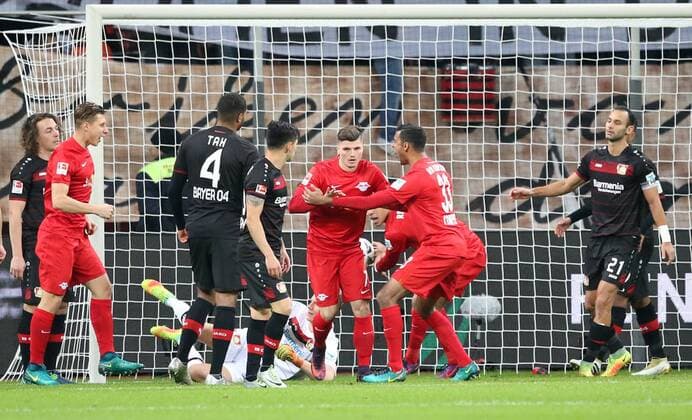 Leverkusen - RB Leipzig Fußball Bundesliga Leverkusen, 18.11.2016, BayArena, Fußball, 1.BL, GER, 11.Spieltag , Bayer 04 Leverkusen vs. RB Leipzig , Im Bild: Leipziger Torjubel nach dem 1:1 Ausgleich durch ein Leverkusener Eigentor. V.l.: Julian Baumgartlinger (Leverkusen), Willi Orban (RB Leipzig), Jonathan Tah (Leverkusen), Charles Aranguiz (Leverkusen), Marcel Sabitzer (RB Leipzig), Marvin Compper (RB Leipzig) und Ömer Toprak (Leverkusen, 21). ,