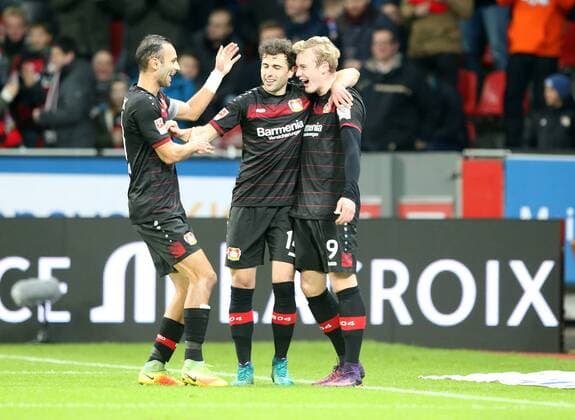 Leverkusen - RB Leipzig Fußball Bundesliga Leverkusen, 18.11.2016, BayArena, Fußball, 1.BL, GER, 11.Spieltag , Bayer 04 Leverkusen vs. RB Leipzig , Leverkusener Torjubel nach dem Treffer zum 2:1. Im Bild, v.l.: Ömer Toprak, Admir Mehmedi und Torschütze Julian Brandt (alle Leverkusen). ,