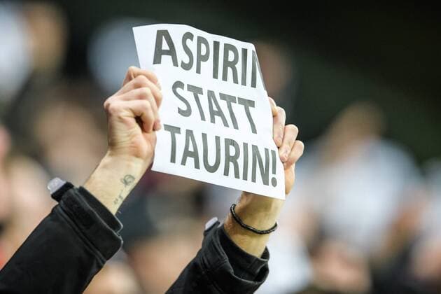 Schild Aspirin statt Taurin beim Bundesligaspiel zwischen Bayer 04 Leverkusen und RB Leipzig am 18.11.2016, Leverkusen Copyright: xSchuelerx xEibnerx-xPressefotox EP_JSE