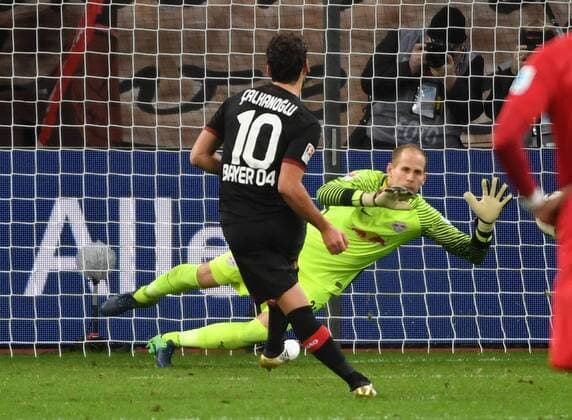 18.11.2016, xjhx, Fussball 1.Bundesliga, Bayer 04 Leverkusen - RB Leipzig, emspor, v.l. Hakan Calhanoglu (Bayer Leverkusen) verschiesst elfmeter gg Peter Gulacsi (RB Leipzig) Leverkusen