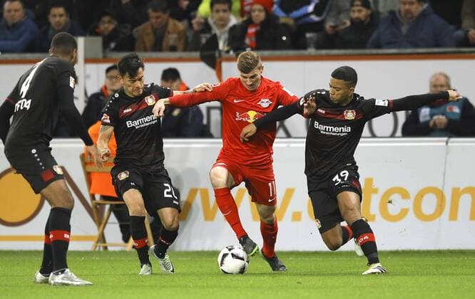 Foto : Charles Aranguiz und rechts Benhjamin Henrichs ( Leverkusen ) gegen Timo Werner Fussball 1. Bundesliga , am Fr. 18.11.2016 Bayer 04 Leverkusen - Leipzig
