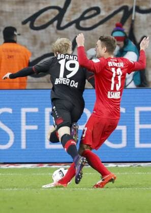 Stefan ILSANKER, RB Leipzig 13 foult Julian BRANDT, Lev 19 zum Elfmeterschiessen, 11m, Strafstoss, Strafe, Elfmeter, Strafstoß ,Aktion, Einzelbild, Torschuss BAYER 04 LEVERKUSEN - RB LEIPZIG Fussball 1. Bundesliga , Leverkusen, am 18.11.2016, 11.Spieltag, Saison 2016 2017, 1.Liga, 1.Bundesliga,