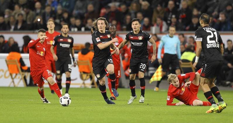 Foto : Julian Baumgartlinger ( Leverkusen ) gegen Diego Demme , links Fussball 1. Bundesliga , am Fr. 18.11.2016 Bayer 04 Leverkusen - Leipzig