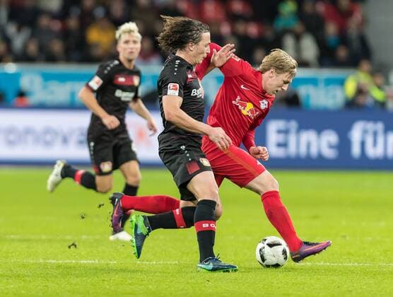 Leverkusen, Deutschland, 18.11.2016, Bundesliga 11.Spieltag, Bayer 04 Leverkusen - RB Leipzig, Julian Baumgartlinger (B04) und Emil Forsberg (RBL) im Zweikampf ( DeFodi048