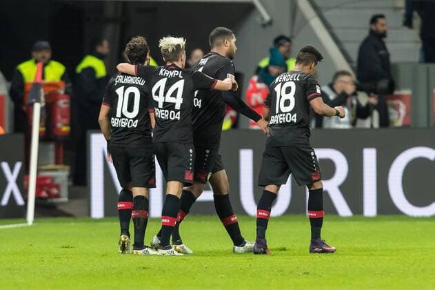 Leverkusen, Deutschland, 18.11.2016, Bundesliga 11.Spieltag, Bayer 04 Leverkusen - RB Leipzig, Wendell (B04) Hakan Calhanoglu (B04) Kevin Kampl (B04) und Jonathan Glao Tah (B04) bejubeln den Torschuetzen zum 2:1 Julian Brandt (B04) ( DeFodi048