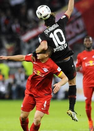 Themen der Woche - SPORT Bilder des Tages - SPORT Fussball, Bundesliga, Deutschland, Herren, Saison 2016 2017, 11. Spieltag, BayArena Leverkusen, Bayer Leverkusen (schwarz) - RB Leipzig (rot); Hakan Calhanoglu (Leverkusen), Willi Orban (Leipzig), Aktion.