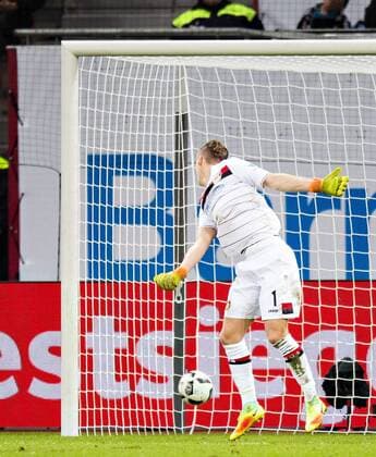 Leverkusen, 18.11.2016, BayArena Torwart Bernd Leno (Bayer) sieht beim Tor von Emil Forsberg (Leipzig) schlecht aus Bayer Leverkusen - RB Leipzig mm