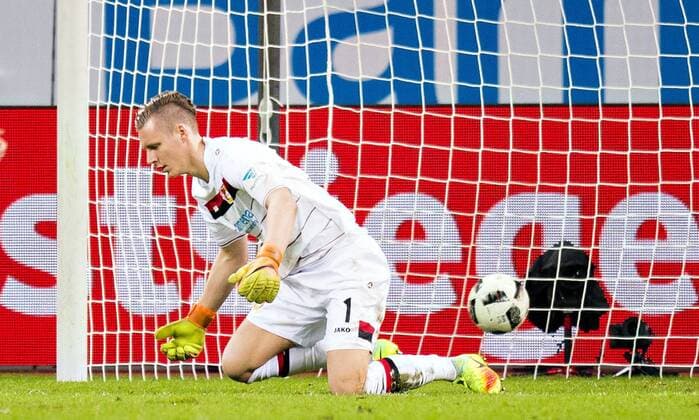Leverkusen, 18.11.2016, BayArena Torwart Bernd Leno (Bayer) sieht beim Tor von Emil Forsberg (Leipzig) schlecht aus Bayer Leverkusen - RB Leipzig mm