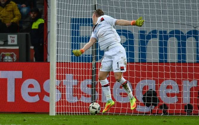 18.11.2016, xmhx, Fussball 1.Bundesliga, Bayer 04 Leverkusen - RB Leipzig, emspor, v.l. Emil Forsberg (RB Leipzig) erzielt ein Tor, Goal scored zum 2:2, Bernd Leno (Bayer 04 Leverkusen) Leverkusen