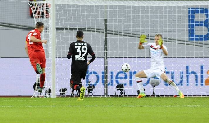 Fussball, Bundesliga, Deutschland, Herren, Saison 2016 2017, 11. Spieltag, BayArena Leverkusen, Bayer Leverkusen (schwarz) - RB Leipzig (rot); Willi Orban (Leipzig) erzielt das Tor zum 2:3 gegen Benjamin Henrichs (Leverkusen) und Bernd Leno (Leverkusen), Aktion.