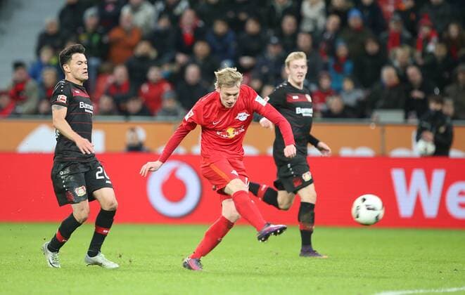 Leverkusen - RB Leipzig Fußball Bundesliga Leverkusen, 18.11.2016, BayArena, Fußball, 1.BL, GER, 11.Spieltag , Bayer 04 Leverkusen vs. RB Leipzig , Tor für Leipzig zum 2:2. Im Bild, v.l.: Charles Aranguiz (Leverkusen), Torschütze Emil Forsberg (RB Leipzig) und Julian Brandt (Leverkusen). ,