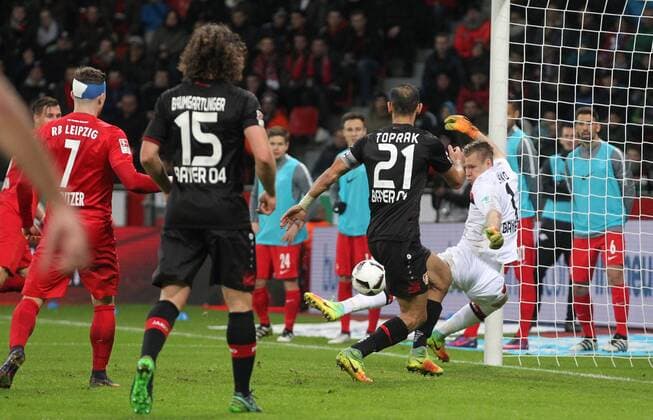 Leverkusen - RB Leipzig Fußball Bundesliga Leverkusen, 18.11.2016, BayArena, Fußball, 1.BL, GER, 11.Spieltag , Bayer 04 Leverkusen vs. RB Leipzig , Tor für Leipzig zum 2:3. Im Bild, v.l.: Willi Orban (l.- hi, RB Leipzig) trifft gegen Torwart Bernd Leno (r., Leverkusen). Auch Ömer Toprak (2.v.r., Leverkusen) kommt zu spät. ,
