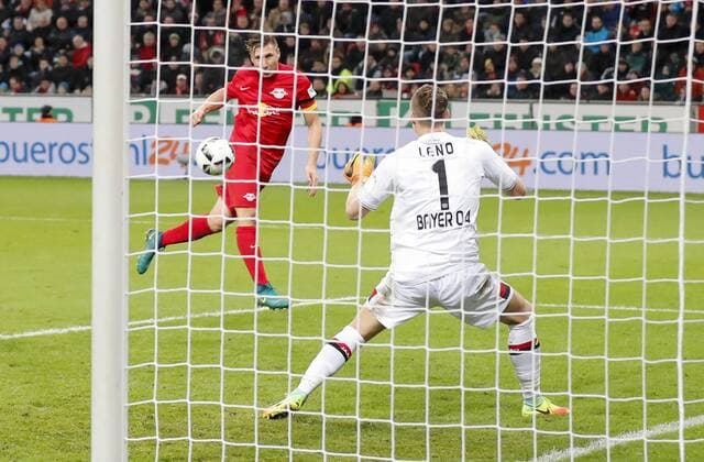 Willi ORBAN, RB Leipzig 4 Torschuss, schiesst das Tor zum 2-3 gegen Bernd LENO, Lev 1 BAYER 04 LEVERKUSEN - RB LEIPZIG Fussball 1. Bundesliga , Leverkusen, am 18.11.2016, 11.Spieltag, Saison 2016 2017, 1.Liga, 1.Bundesliga,