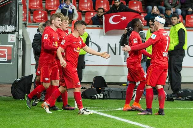 Leverkusen, Deutschland, 18.11.2016, Bundesliga 11.Spieltag, Bayer 04 Leverkusen - RB Leipzig, Jubel um den Torschuetzen zum 2:2 Emil Forsberg (RBL) ( DeFodi048