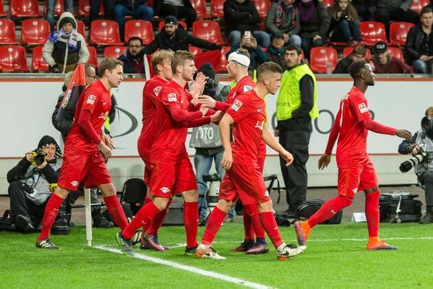 Leverkusen, Deutschland, 18.11.2016, Bundesliga 11.Spieltag, Bayer 04 Leverkusen - RB Leipzig, Jubel um den Torschuetzen zum 2:2 Emil Forsberg (RBL) ( DeFodi048