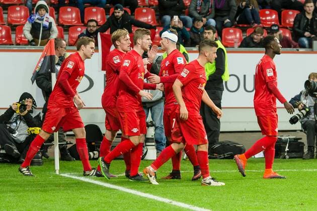 Leverkusen, Deutschland, 18.11.2016, Bundesliga 11.Spieltag, Bayer 04 Leverkusen - RB Leipzig, Jubel um den Torschuetzen zum 2:2 Emil Forsberg (RBL) ( DeFodi048