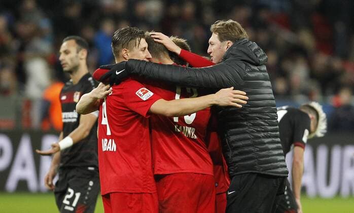 Leverkusen, Bayarena, 18.11.16: Schlussjubel Trainer Ralph Hasenhüttl (RB Leipzig) (R) jubelt mit Willi Orban (RB Leipzig) (L) und Stefan Ilsanker (RB Leipzig) im Spiel der 1. Bundesliga zwischen Bayer 04 Leverkusen vs. RB Leipzig in der Saison 2016 2017.