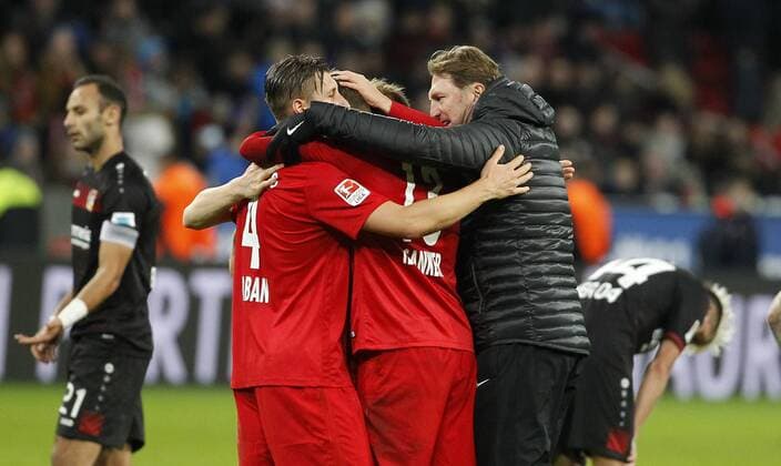 Leverkusen, Bayarena, 18.11.16: Schlussjubel Trainer Ralph Hasenhüttl (RB Leipzig) (R) jubelt mit Willi Orban (RB Leipzig) (L) und Stefan Ilsanker (RB Leipzig) im Spiel der 1. Bundesliga zwischen Bayer 04 Leverkusen vs. RB Leipzig in der Saison 2016 2017.