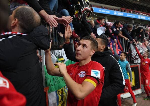 18.11.2016, xjhx, Fussball 1.Bundesliga, Bayer 04 Leverkusen - RB Leipzig, emspor, v.l. Willi Orban (RB Leipzig) bedankt bedanken sich bei den Fans Leverkusen