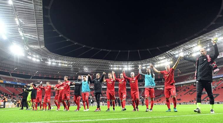 Themen der Woche - SPORT Bilder des Tages - SPORT 18.11.2016, xjhx, Fussball 1.Bundesliga, Bayer 04 Leverkusen - RB Leipzig, emspor, v.l. Willi Orban (RB Leipzig) bedankt bedanken sich bei den Fans und team Leverkusen