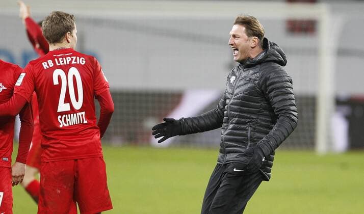 Leverkusen, Bayarena, 18.11.16: Schlussjubel Trainer Ralph Hasenhüttl (RB Leipzig) (R) jubelt mit Benno Schmitz (RB Leipzig) im Spiel der 1. Bundesliga zwischen Bayer 04 Leverkusen vs. RB Leipzig in der Saison 2016 2017.