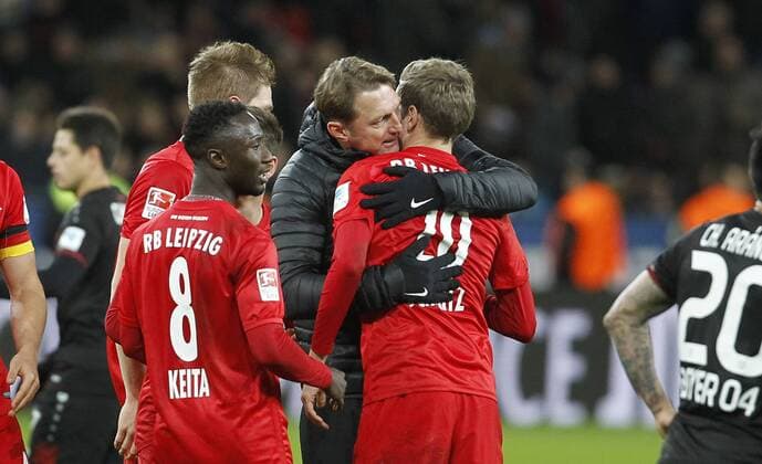 Leverkusen, Bayarena, 18.11.16: Schlussjubel Trainer Ralph Hasenhüttl (RB Leipzig) (L) jubelt mit Benno Schmitz (RB Leipzig) im Spiel der 1. Bundesliga zwischen Bayer 04 Leverkusen vs. RB Leipzig in der Saison 2016 2017.