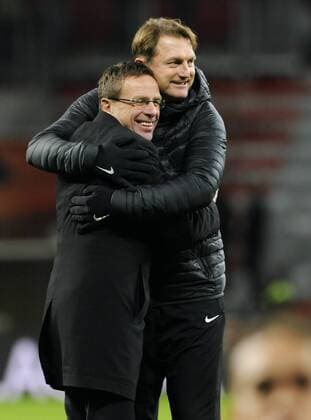 Fussball, Bundesliga, Deutschland, Herren, Saison 2016 2017, 11. Spieltag, BayArena Leverkusen, Bayer Leverkusen (schwarz) - RB Leipzig (rot); Schlussjubel Trainer Ralph Hasenhüttl (Leipzig) und Sportdirektor Ralf Rangnick (Leipzig). Jubel, Freude, Aktion.