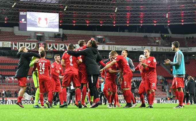 18.11.2016, xjhx, Fussball 1.Bundesliga, Bayer 04 Leverkusen - RB Leipzig, emspor, v.l. Willi Orban (RB Leipzig) bedankt bedanken sich bei den Fans und team Leverkusen