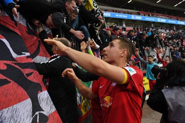 18.11.2016, xjhx, Fussball 1.Bundesliga, Bayer 04 Leverkusen - RB Leipzig, emspor, v.l. Willi Orban (RB Leipzig) bedankt bedanken sich bei den Fans Leverkusen