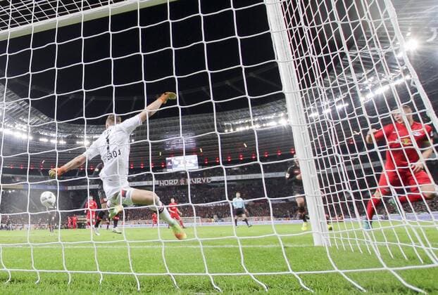 Willi ORBAN, RB Leipzig 4 Torschuss, schiesst das Tor zum 2-3 gegen Bernd LENO, Lev 1 BAYER 04 LEVERKUSEN - RB LEIPZIG Fussball 1. Bundesliga , Leverkusen, am 18.11.2016, 11.Spieltag, Saison 2016 2017, 1.Liga, 1.Bundesliga,