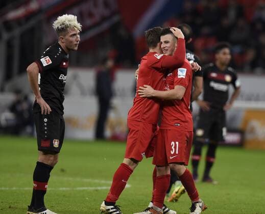 Bayer 04 Leverkusen - RB Leipzig 18.11.2016 Kevin Kampl enttäuscht, recht jubeln die Leipziger Diego Demme (rechts) HM