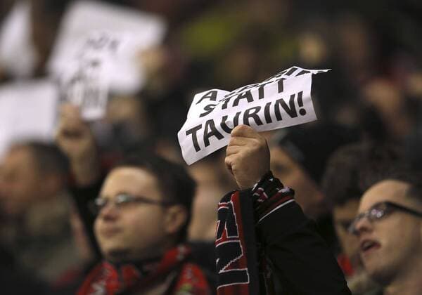 Foto : Fans von Leverkusen demonstrieren gegen den Pharma Konzern Fussball 1. Bundesliga , am Fr. 18.11.2016 Bayer 04 Leverkusen - Leipzig