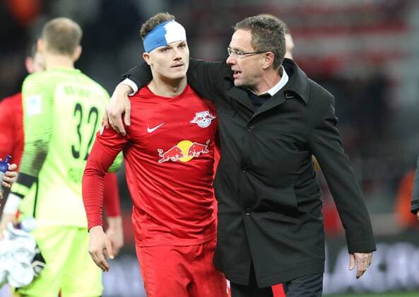 Leverkusen - RB Leipzig Fußball Bundesliga Leverkusen, 18.11.2016, BayArena, Fußball, 1.BL, GER, 11.Spieltag , Bayer 04 Leverkusen vs. RB Leipzig 2:3 (2:1) , RB Leipzig Schlussjubel. Im Bild, v.l.: Marcel Sabitzer (RB Leipzig) und Sportdirektor Ralf Rangnick (RB Leipzig). ,