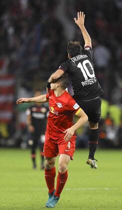 Foto : Hasan Calhanoglu ( Leverkusen ) gegen Willi Orban Fussball 1. Bundesliga , am Fr. 18.11.2016 Bayer 04 Leverkusen - Leipzig 2 - 3