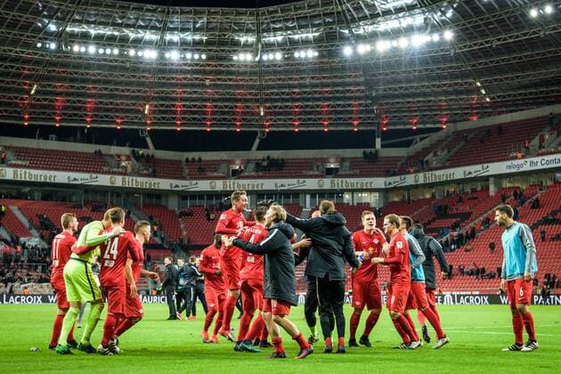 Leipziger Spieler feiern die Tabellenfuehrung mit den Fans beim Bundesligaspiel zwischen Bayer 04 Leverkusen und RB Leipzig am 18.11.2016, Leverkusen Copyright: xSchuelerx xEibnerx-xPressefotox EP_JSE