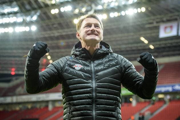 Trainer Ralph Hasenhuettl (RB Leipzig) feiert nach dem Spiel mit den Fans beim Bundesligaspiel zwischen Bayer 04 Leverkusen und RB Leipzig am 18.11.2016, Leverkusen Copyright: xSchuelerx xEibnerx-xPressefotox EP_JSE