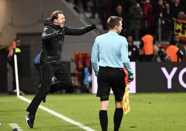 BayArena Leverkusen 18.11.2016, 1. Fussball Bundesliga Saison 2016 17 11.Spieltag, Bayer 04 Leverkusen vs. RB Leipzig ---- Trainer Ralph Hasenhüttl (Leipzig) jubelt bei Abpfiff