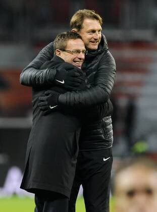 Fussball, Bundesliga, Deutschland, Herren, Saison 2016 2017, 11. Spieltag, BayArena Leverkusen, Bayer Leverkusen (schwarz) - RB Leipzig (rot) 2:3; Schlussjubel Trainer Ralph Hasenhüttl (Leipzig) und Sportdirektor Ralf Rangnick (Leipzig). Jubel, Freude, Aktion.