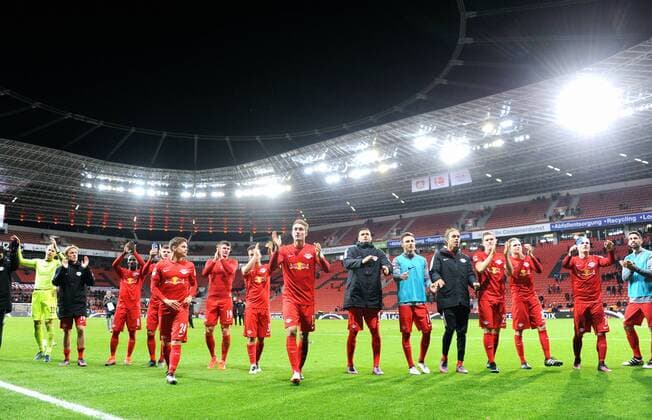 Fussball, Bundesliga, Deutschland, Herren, Saison 2016 2017, 11. Spieltag, BayArena Leverkusen, Bayer Leverkusen (schwarz) - RB Leipzig (rot) 2:3; Schlussjubel Leipzig, Stefan Ilsanker (Leipzig), Dominik Kaiser (Leipzig) Oliver Burke (Leipzig), Bernardo (Leipzig), Davie Selke (Leipzig), Yussuf Poulsen (Leipzig). Jubel, Freude, Aktion.