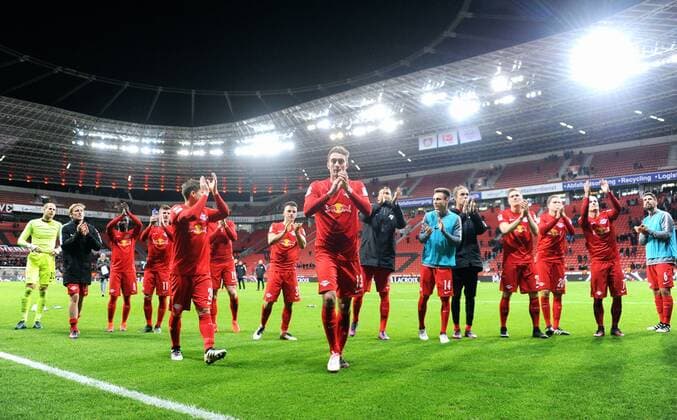 Fussball, Bundesliga, Deutschland, Herren, Saison 2016 2017, 11. Spieltag, BayArena Leverkusen, Bayer Leverkusen (schwarz) - RB Leipzig (rot) 2:3; Schlussjubel Leipzig, Stefan Ilsanker (Leipzig), Dominik Kaiser (Leipzig) Oliver Burke (Leipzig), Bernardo (Leipzig), Davie Selke (Leipzig), Yussuf Poulsen (Leipzig). Jubel, Freude, Aktion.