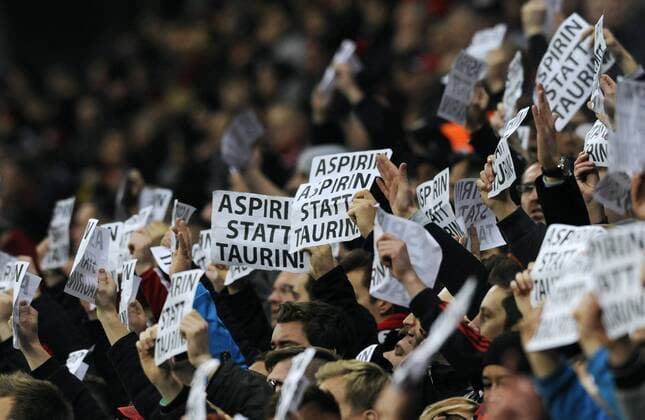 Fussball, Bundesliga, Deutschland, Herren, Saison 2016 2017, 11. Spieltag, BayArena Leverkusen, Bayer Leverkusen (schwarz) - RB Leipzig (rot) 2:3; Bayer Fans mit der Message: Aspirin statt Taurin. Fan, Fans, Begeisterung, Protest.