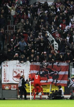 Fussball, Bundesliga, Deutschland, Herren, Saison 2016 2017, 11. Spieltag, BayArena Leverkusen, Bayer Leverkusen (schwarz) - RB Leipzig (rot) 2:3; Jubel Emil Forsberg (Leipzig) mit Oliver Burke (Leipzig) vor der Fankurve von Leipzig nach seinem Tor zum 2:2 Ausgleich. Jubel, Freude, Aktion.