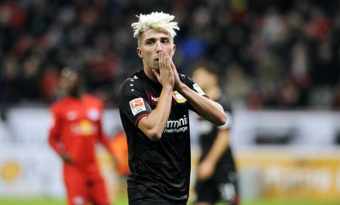 Fussball, Bundesliga, Deutschland, Herren, Saison 2016 2017, 11. Spieltag, BayArena Leverkusen, Bayer Leverkusen (schwarz) - RB Leipzig (rot) 2:3; Kevin Kampl (Leverkusen) enttäuscht. Enttäuschung, Frust, Aktion, Einzelbild.
