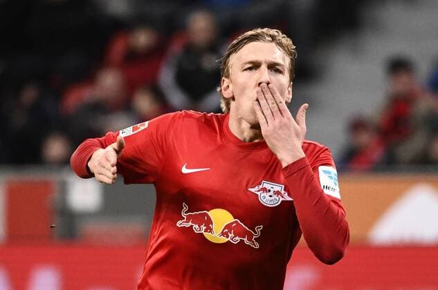 BayArena Leverkusen 18.11.2016, 1. Fussball Bundesliga Saison 2016 17 11.Spieltag, Bayer 04 Leverkusen vs. RB Leipzig ---- Emil Forsberg (Leipzig) jubelt nach seinem Tor und wirft den Leipziger Fans Kusshändchen zu