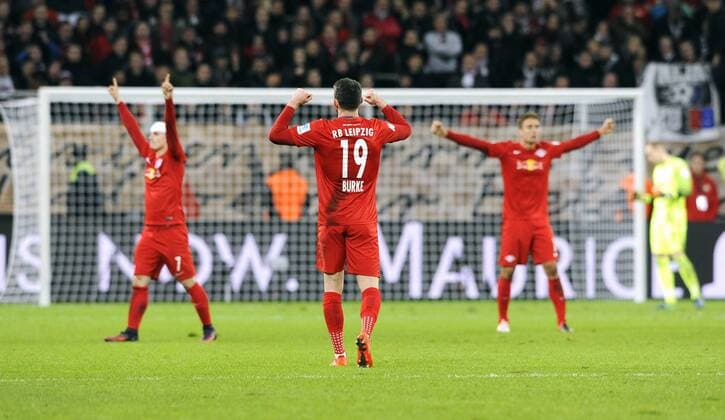 Fussball, Bundesliga, Deutschland, Herren, Saison 2016 2017, 11. Spieltag, BayArena Leverkusen, Bayer Leverkusen (schwarz) - RB Leipzig (rot) 2:3; Schlussjubel Leipzig, Oliver Burke (Leipzig), Marcel Sabitzer (Leipzig), Stefan Ilsanker (Leipzig). Jubel, Freude, Aktion.