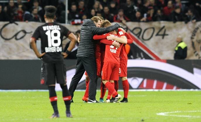 Fussball, Bundesliga, Deutschland, Herren, Saison 2016 2017, 11. Spieltag, BayArena Leverkusen, Bayer Leverkusen (schwarz) - RB Leipzig (rot) 2:3; Schlussjubel Leipzig, Trainer Ralph Hasenhüttl (Leipzig), Dominik Kaiser (Leipzig). Jubel, Freude, Aktion.